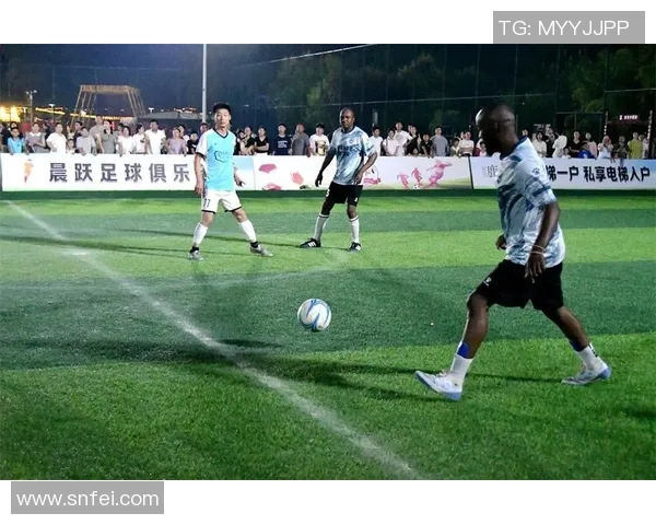 球星驾车驰骋绿茵场 探索足球与速度的激情碰撞